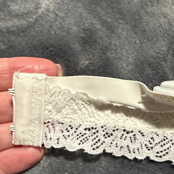 NWOT 3-Pack size 36B Lucky Brand Women's Lace Trim Bras - Navy, Pink, & Cream. - Picture 4 of 11